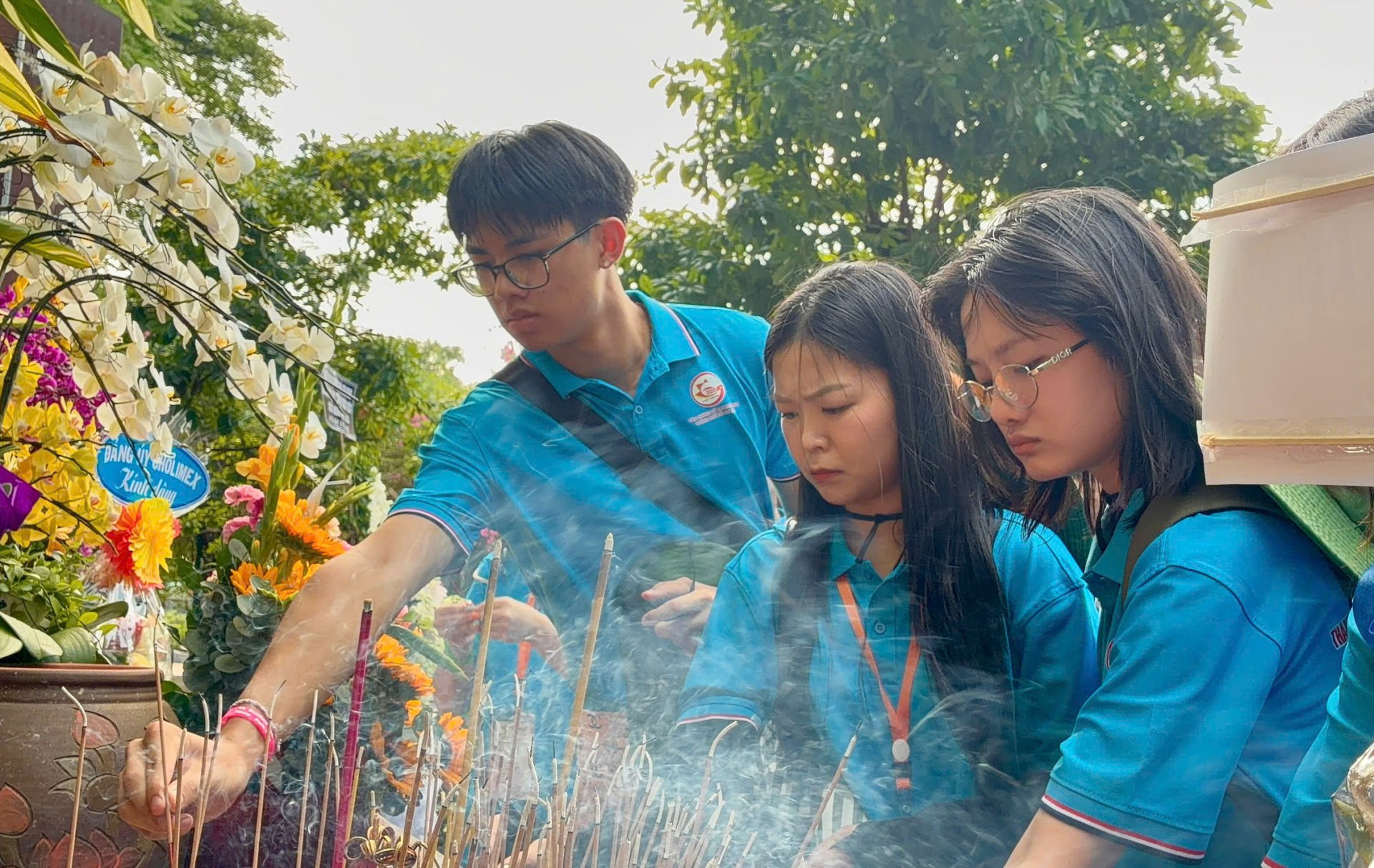 ບັ້ນຮົບ 500 ວັນ ແລະ ຄືນ: ຊາວໜູ່ມ, ເຍົາວະຊົນຊາວ ຫວຽດນາມ ອາໄສຢູ່ຕ່າງປະເທດ ມີຄວາມສະເທືອນໃຈເມື່ອ ໄດ້ຮັບຟັງເລົ່າເລື່ອງກ່ຽວກັບວຽກງານຄົ້ນຫາອັດຖິນັກຮົບເສຍສະຫຼະຊີວິດເພື່ອຊາດ